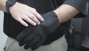 Imigrační agenti v USA dostanou nový nástroj. Elektrické rukavice vysílají bolestivé šoky