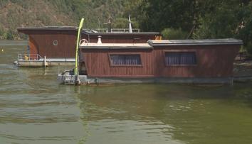 Lidé jsou bezohlední, zuří manžel Heleny Vondráčkové. Hausbótem jim houpají vlny