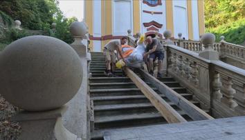 Do kláštera v Králíkách se vrací barokní sochy. Chrání je potravinová fólie