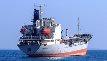 V Černém moři hoří tanker. Po útoku dronů úřady zavřely pláže u Soči