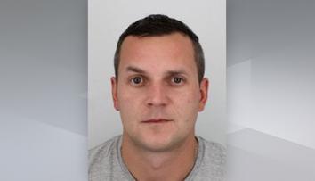Policie varuje před nebezpečným mužem na útěku. Je podezřelý z pokusu o vraždu