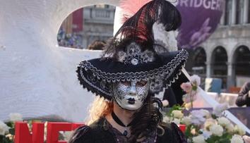 Zlato, peří a zdobené masky. Benátky ovládl tradiční karneval