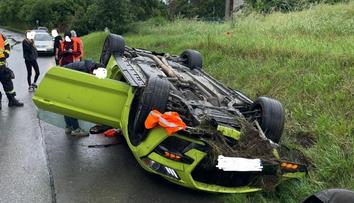 Vypůjčený mustang skončil na střeše. Majitel půjčovny odmítá kritiku: Gumy byly v pořádku!