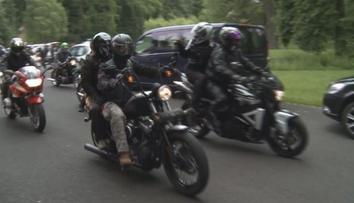Libinu obklíčila policie. Bojí se další války motorkářů