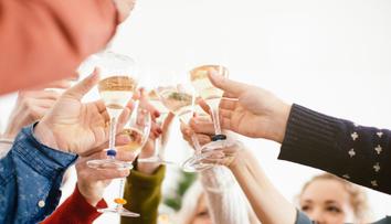 Odbourat alkohol mastným jídlem? Je to mýtus, říká lékař