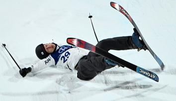 Hrozivý pád na olympiádě. Finský lyžař zůstal bezvládně ležet