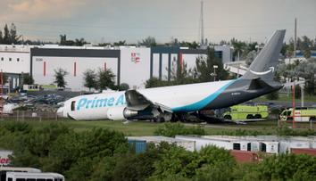 Nákladní letadlo v Miami při přistání přejelo ranvej a narazilo do několika aut