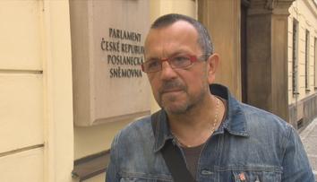 Soud vyhověl Foldynově manželce. Poslanec do svého domu nadále nesmí