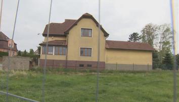Muž si koupil dům se zahradou. Po letech zjistil, že mu její část nepatří