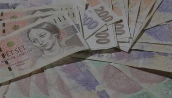 Muž předával peníze kurýrům. Podvodníci získali tři miliony