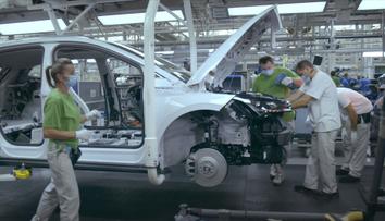 Automobilky drtí problémy s výrobou. Na nový vůz se čeká i dva roky