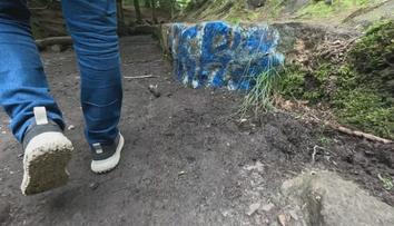 Vandal poničil skály v Českém ráji. Pátrá po něm policie