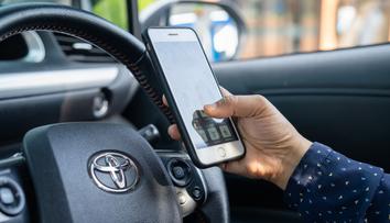 Tvrdá změna pravidel. Britové budou trestat za používání mobilu i spolujezdce