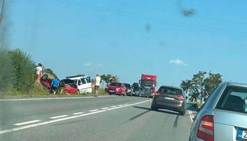 Srážka tří aut na Jihlavsku uzavřela silnici. Zranilo se devět lidí