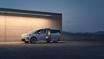 Úžasný obývák na kolech. Volvo ukazuje, že segment rodinných MPV není mrtvý