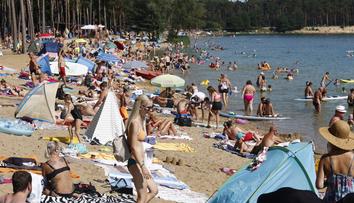 Jezero Lhota si zakládá na čistotě vody. Dřív tam naháči "bojovali" proti komunismu