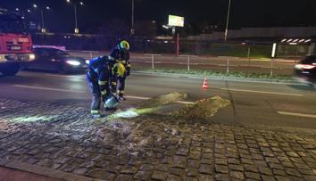 Na pražské silnici vytekl kanystr s kyselinou. Zasahovali hasiči