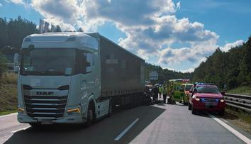 Vážná nehoda aut a kamionu zablokovala D1. Čtyři zranění, zasahoval vrtulník