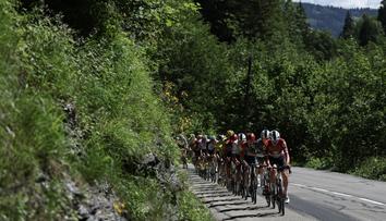 Mrazivý moment během závodu. Cyklista jen těsně unikl srážce s autem na trati