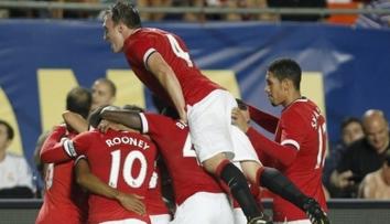 Manchester pod Van Gaalem šlape a první trofej je na světě