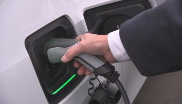Nabíjecích stanic pro elektroauta přibývá. Je jich už skoro tolik jako benzínek