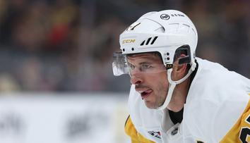 Crosby padl na led po úderu do obličeje. Trest nepřišel, fauloval totiž rozhodčí