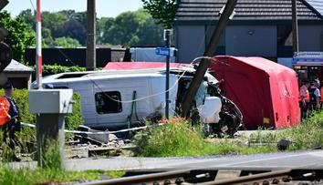 Vlak v Belgii smetl školní autobus s dětmi. Na místě jsou mrtví
