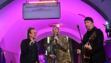 Překvapení v Kyjevě! V metru vystoupili na podporu Ukrajiny členové kapely U2