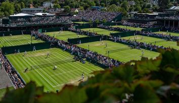 Šok na Wimbledonu. Žena našla v jídle nebezpečný předmět, náhrady se nedočkala