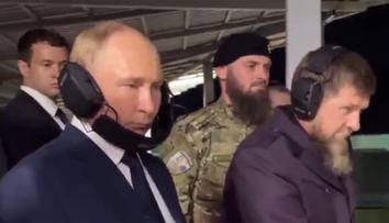 Putin se ztrapnil před Kadyrovem. Sluchátka na střelnici si nasadil opačně