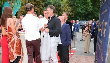 Sportovní hvězdy ve Varech: vysmátý Jágr, elegán Procházka, Limberského žena poodhalila vnady