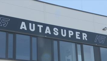 Luxusní autobazar měl prodávat neexistující auta. Dluží téměř 200 milionů