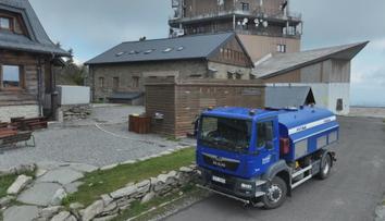 Sucho pokračuje. Na Lysou horu vozí pitnou vodu cisterny