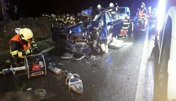 Při tragické srážce auta s pracovním strojem u Bezdězu zahynulo dítě