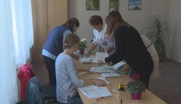 Členy volební komise čekají novinky. Města přitom řeší jejich nedostatek