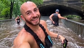 Půlmaraton hrůzy: Běžci se brodili po pás ve vodě, závod přesto pokračoval