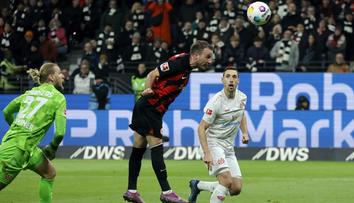 Frankfurt zvítězil díky kontroverznímu gólu Götzeho