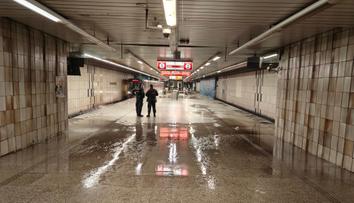 Komplikace v pražské dopravě. Metro stanicí Florenc už druhý den jen projíždí
