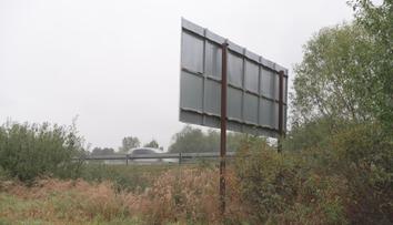 Billboardy od silnic nezmizely ani po pěti letech. Odstraňování je komplikované