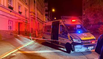 Z okna bytu na pražském Smíchově měl střílet muž. Ozbrojence zadržela policie