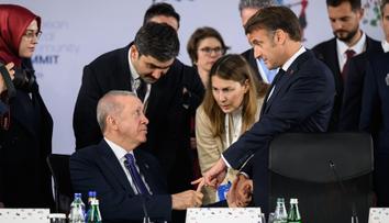 Bizarní moment na summitu. Lidé se baví nad záběry Macrona s Erdoganem