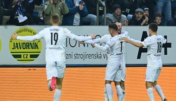 Sparta zažila na Slovácku blamáž, Slavia rozdrtila Jablonec