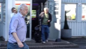 Zakladatel WikiLeaks Assange je na svobodě. Uzavřel dohodu s Američany