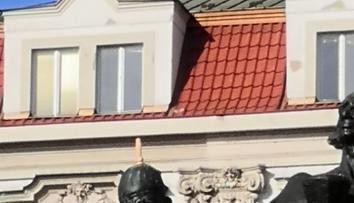 Brit hrůzným způsobem zneuctil sousoší v Praze! Strážníkům neunikl
