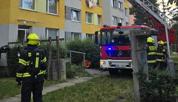 Požár v panelovém domě. Záchranáři ošetřili šest lidí