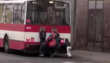Nebezpečná zábava v Ústí. Děti se vozí na náraznících trolejbusů