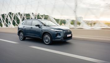 Corolla Cross po faceliftu: Nižší výkon, ale stejná dynamika v elegantním kabátě