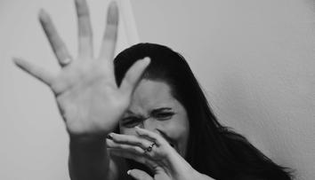 Facky, kopance a řev. Krvavou bitku dívek v Košicích řeší policie