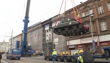 V Plzni se nad střechami domů houpal tank. Jeřáb ho přenesl do nového muzea
