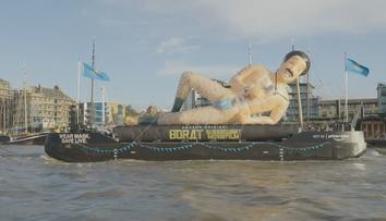 Obrovský nafukovací Borat plul po Temži a lákal na nový film